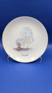 Precious Moments Teller des Monats März Mädchen mit Regenschirm 6 Zoll Enesco 1983 - Bild 1 von 5