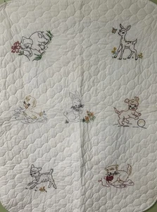 Vintage Hand Embroidered Child’s Comforter/33”x 41” - Foto 1 di 10