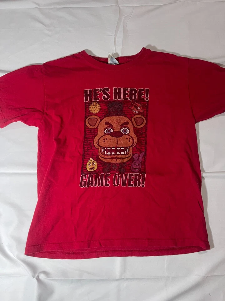 Camisa Five Nights at Freddy's FNAF He's Here Game Over Juvenil Mediana Foto 1 de 3