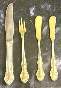 Lotto 4 coltelli spalmabili burro ADCRAFT ACCIAIO INOX ALISSA JAPAN GOLD forchetta sottaceto - Foto 1 di 5