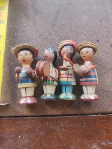 4 Queridos Muñecas Clavija Madera Miniatura Arte Popular Vintage Mariachi Músicos Sombrero de Paja - Imagen 1 de 6