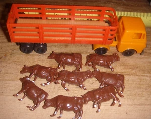 1980s Tyco Ho Gauge 1/87 Semi Stake Truck & 8 CATTLE Hong Kong 4.5” Length Toy - Bild 1 von 1