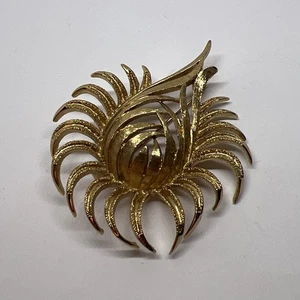 Vintage Signed MONET Goldtone Flower 2.5” Pin Brooch 8790 - Picture 1 of 7