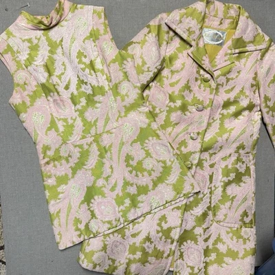 Conjunto de vestido y abrigo vintage Maison Mendessolle años 60 brocado Chartreuse y rosa XS Foto 1 de 4