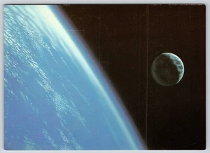 Postal artística del espacio exterior Tierra y Luna "Earthshine" Dennis Davidson 1987 UNP 4x6 - Imagen 1 de 2