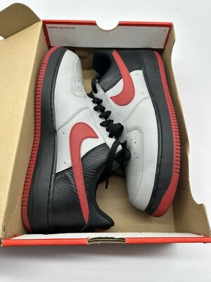 Talla 12- NIKE Air Force 1 '82 Zapatos Atléticos 315122-062 Bajo Gris Rojo Negro Foto 1 de 4
