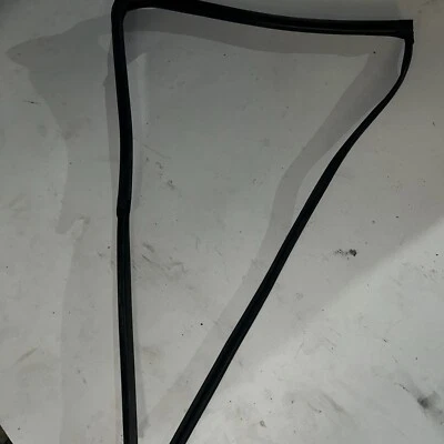 2004 Toyota Sequoia Right Rear Passenger Window Run Channel OEM 68142-0C010 OEM - Изображение 1 из 4