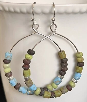 Aros de plata con cuentas verdes, azules y marrones. Boho Chic Foto 1 de 3