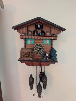 The Time Co. Reloj de cuco grande figuras talladas hombre con una rueda de agua hacha  Foto 1 de 4