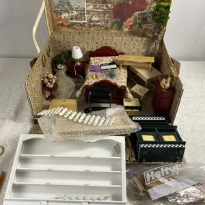 Lotto casa delle bambole in miniatura mobili e accessori, lampade letto porta legno vintage - Foto 1 di 22