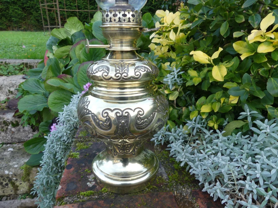 Grande LAMPE à pétrole ANCIENNE en laiton BEAU DECOR fonctionne HAUTEUR  58cm - Photo 1/4