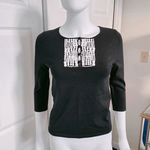 Blusa negra con apliques de seda Ellen Tracy ($298) - Imagen 1 de 6