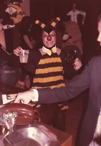 Vintage Foto 1982 Erwachsene Halloween Party Kostüm Hummel hält Kamera - Bild 1 von 1