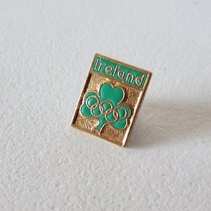 Spilla cappello bavero gioco olimpico Irlanda 1984 vintage ~ - Foto 1 di 6