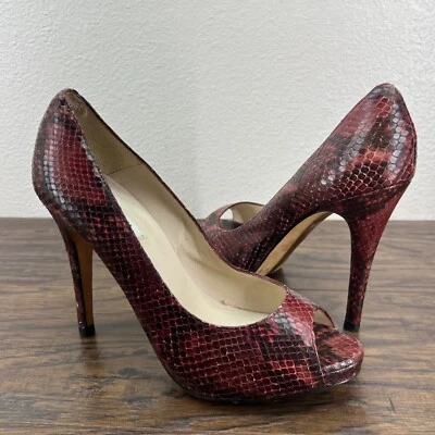 L.K. Zapatos de salón Bennett London 39 EE. UU. 9 de cuero con relieve de serpiente rojos Foto 1 de 4