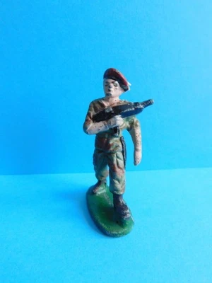 QUIRALU / ARMEE COLONIALE : SOLDAT  PARACHUTISTE  AU DEFILE - Photo 1/2