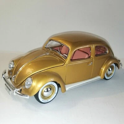VOLKSWAGEN NEW BEETLE 1955 ORO BURAGO SCALA 1/18 NO BOX - Immagine 1 di 4