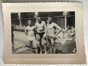 PHOTO ANCIENNE - VINTAGE SNAPSHOT - HOMME TORSE NU MUSCLE MAILLOT DE BAIN - MAN - Imagen 1 de 1