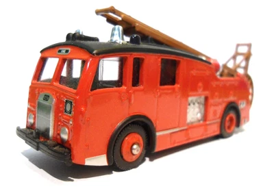 Corgi Trackside 1:76 OO Gauge 1950s Dennis F12 Fire Engine In Box - Image 1 of 4