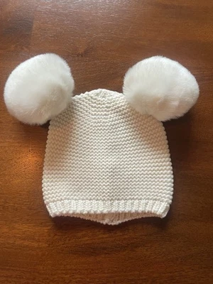 Baby Gap 女宝宝婴儿 0-6 个月白色针织冬季帽子无檐帽带绒球 — 第 1/3 张图片