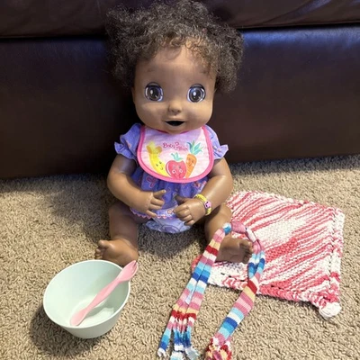 Boneca Baby Alive 2006 rosto macio trabalho afro-americano cabelo preto e babador, vestido - Imagem 1 de 4