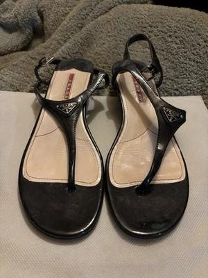 Sandalias de cuña de charol negro PRADA con correa ajustable talla 39,5 Foto 1 de 4