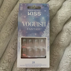 KISS Voguish Fantasy 28 Nails 93152 Holiday Christmas 🎄 - Picture 1 of 3