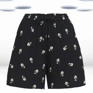 Ex Simply Be Women's Plus Size Daisy Print Tie Waist Crinkle Shorts in Black - Picture 1 of 5