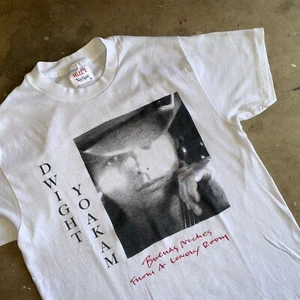 T-SHIRT WIGHT YOAKAM 1988 VINTAGE ANNI 80 TAGLIA S "BUENAS STILLES FROM A LONELY ROOM" - Foto 1 di 6