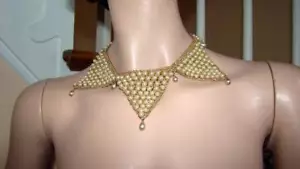 Collana collare smerlato filo metallo oro finta perle/uncinetto anni 60 - Foto 1 di 1