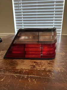 Luz trasera derecha del lado del pasajero OEM 1990-1995 MERCEDES-BENZ W12 E300 E320 E420. U - Imagen 1 de 9