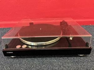 Yamaha TT-S303 Belt Drive Hi-Fi Record Player Turntable w/Built-In Preamp - Picture 1 of 9