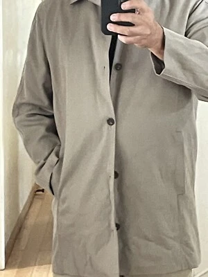 Abrigo para hombre de Wilke Rodriguez chaqueta/trinchera marrón caqui claro. Talla M. Foto 1 de 4