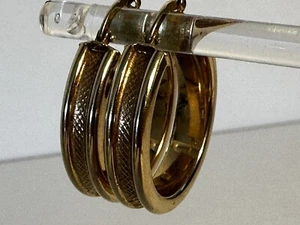 Coppia di orecchini a cerchio in oro giallo 14 ct disegno canale inciso - Foto 1 di 15