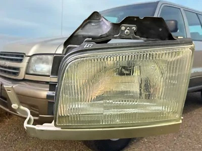 Lámpara de faro delantero izquierdo Isuzu Trooper 3,5 L 4X4 1999-2002 OEM Foto 1 de 4