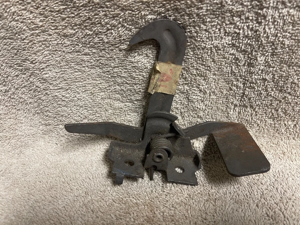 NOS FORD D9CY-16892-A 1983-86 MERCURY CAPRI CAPÔ TRAVA SEGURA LIBERAÇÃO - Imagem 1 de 4