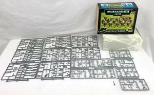 Taller de juegos Warhammer 40,000 8 Dark Eldar Warriors y 20 Chaos Undead Zombies - Imagen 1 de 11