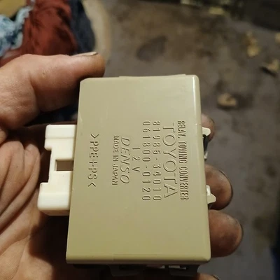 2000 2005 Toyota Sequoia  Towing Converter Relay 81985-34010  - Image 1 of 2