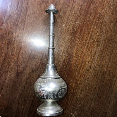 Botellas de agua de rosas/botella rociadora antiguas de latón únicas grabadas de colección Foto 1 de 4