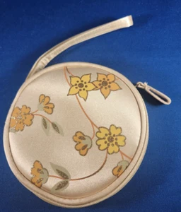 AVON Handgelenktasche Handtasche Abendtasche rund gold Blumen Satin Reißverschluss Schlüsselring Münze NEU - Bild 1 von 5