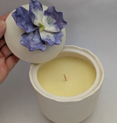  Vela de cerámica Anthropologie Illume pétalos violetas rara tapa de flor púrpura 55 horas Foto 1 de 4