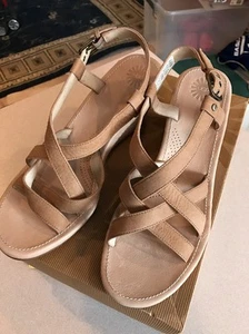 Sandali UGG Australia Gaiana zeppa scarpe in pelle scamosciata marrone chiaro taglia 11 US #1002683 NUOVI CON SCATOLA - Foto 1 di 5