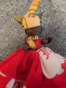 Pañuelo de muñeca vintage pintado a mano collar falda roja 7 pulgadas recuerdo de viaje - Imagen 1 de 5