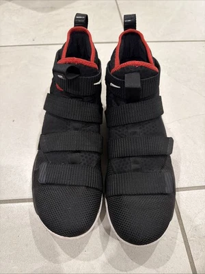 LeBron James Nike Soldier Talla 11 BRED Negro Rojo Blanco Foto 1 de 4