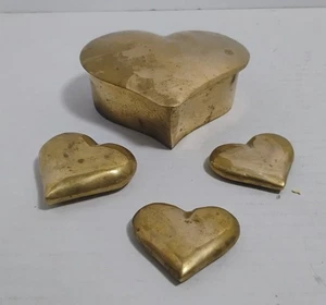VINTAGE 4,5" MESSING HERZ ANDENKEN SCHMUCKKÄSTCHEN MIT 3 MASSIVEN MESSING HERZSCHMUCKSTÜCKEN - Bild 1 von 12