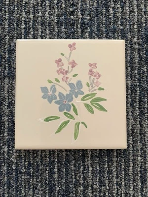 Telha cerâmica vintage Florida azulejo azul roxo design floral 4 3/8" #57 nova - Imagem 1 de 4