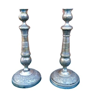 Coppia di candelabri candelieri in bronzo argentato, lavorati, h cm 29,5 - Immagine 1 di 4