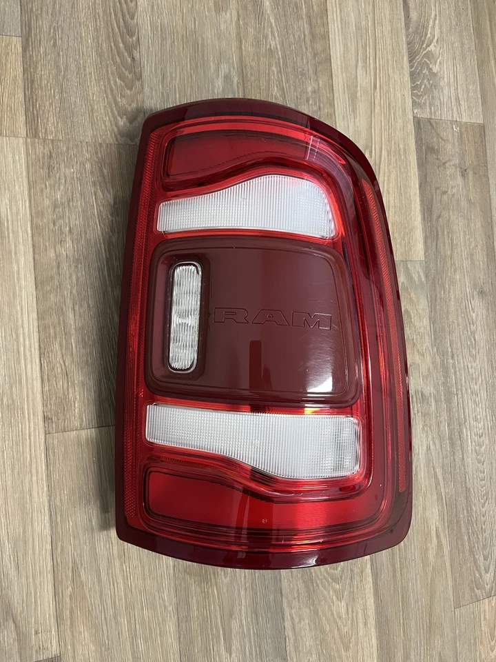 Dodge Ram 2500 3500 2019-2024 luz trasera OEM lado derecho LED con punto ciego lente roja Foto 1 de 2