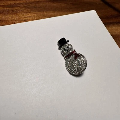 Broche prendedor firmado Lia Sophia estrás esmaltado muñeco de nieve de Navidad tono plata Foto 1 de 4