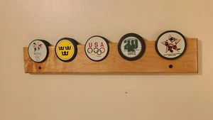 Wand Hockey Puck Display Rack - Ideal für Ihre Höhle - Holz - Displays 5 Pucks - Bild 1 von 6